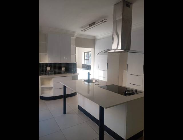 7 BEDROOM HOUSE FOR SALE IN MIDSTREAM ESTATE